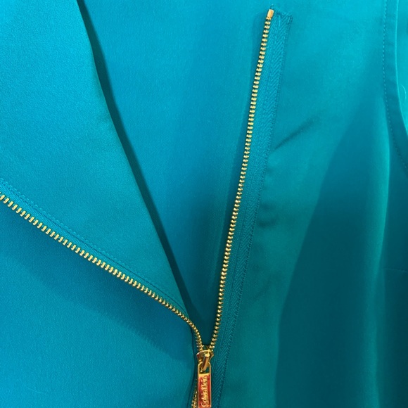 Teal color.  More towards green than photo shows towards blue. - Picture 4 of 5